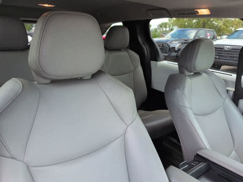 Certified 2025 Toyota Sienna XLE FWD image 7