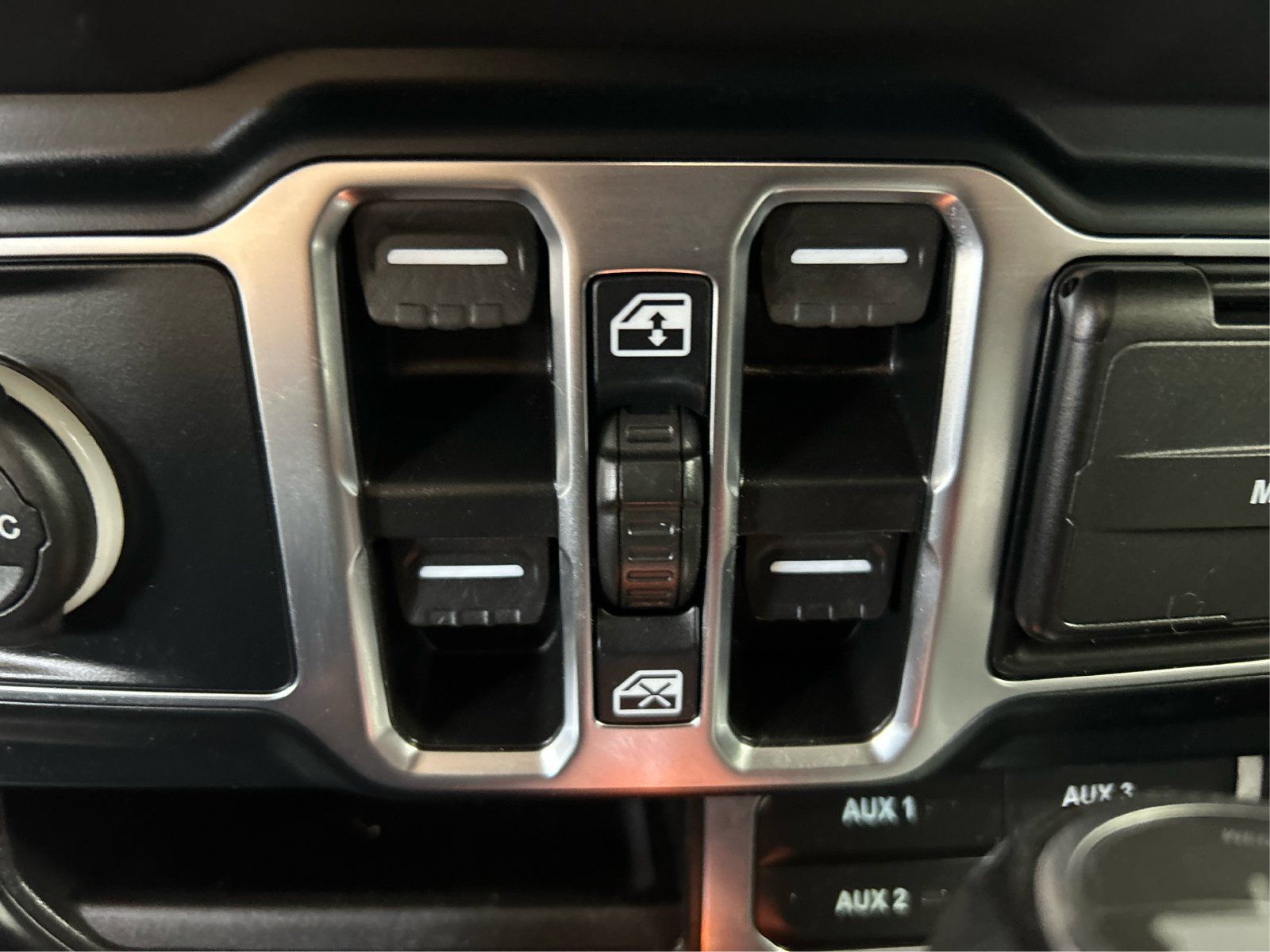 Used 2024 Jeep Wrangler Unlimited Sahara AWD/4WD image 30