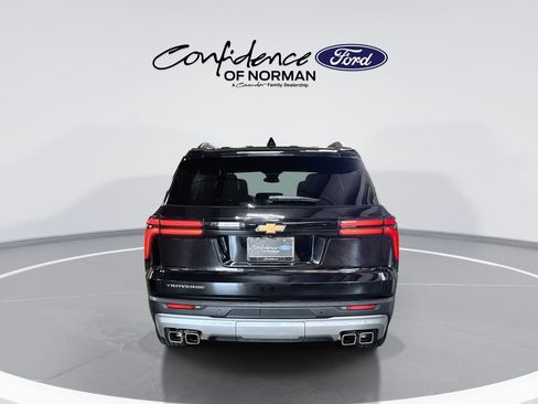 Used 2025 Chevrolet Traverse LT FWD image 7
