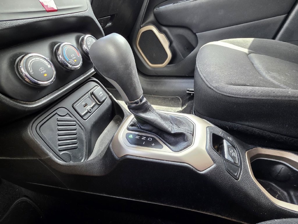 Used 2017 Jeep Renegade Latitude FWD image 16