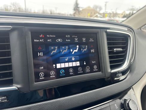 Used 2020 Chrysler Pacifica Touring-L image 21