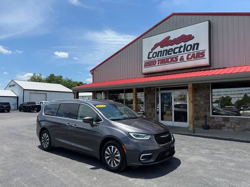 Used 2021 Chrysler Pacifica Touring-L FWD image 1