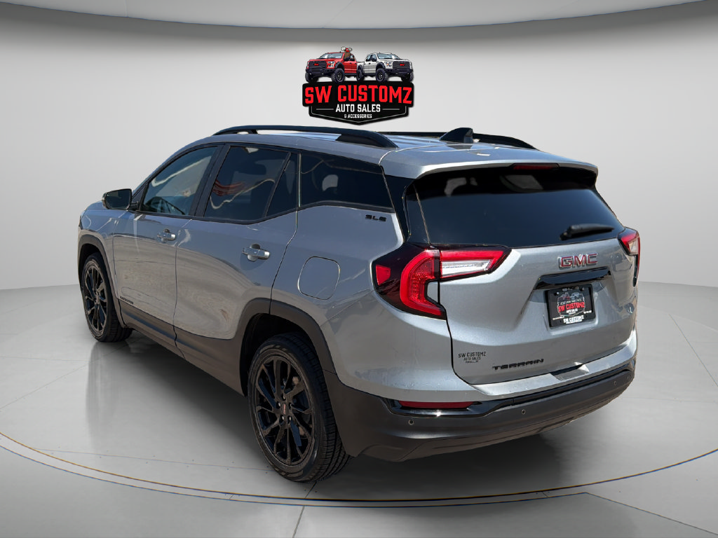 Used 2024 GMC Terrain SLE w/ Driver Convenience Package FWD image 5