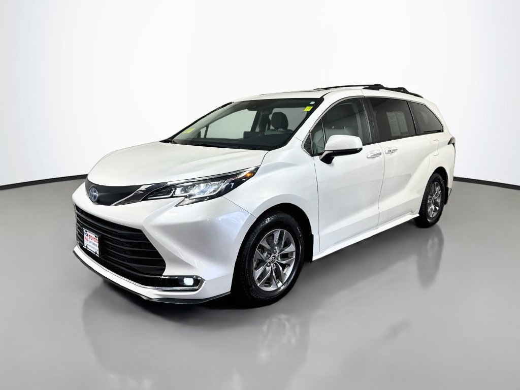 Used 2023 Toyota Sienna XLE AWD/4WD image 2