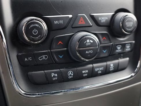 Used 2018 Jeep Grand Cherokee Laredo image 18