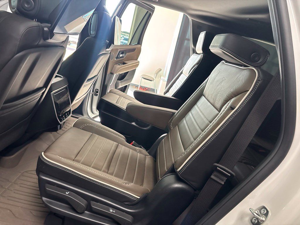 Used 2025 GMC Yukon Denali Ultimate w/ LPO, Floor Liner Package AWD/4WD image 36