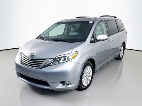 Used 2017 Toyota Sienna Limited Premium image 4