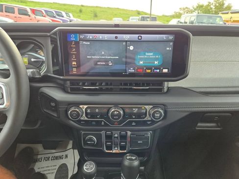 Used 2025 Jeep Wrangler Unlimited Sahara AWD/4WD image 21