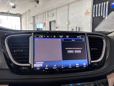 Used 2023 Chrysler Pacifica Touring-L w/ Uconnect Theater Family Group AWD/4WD image 25