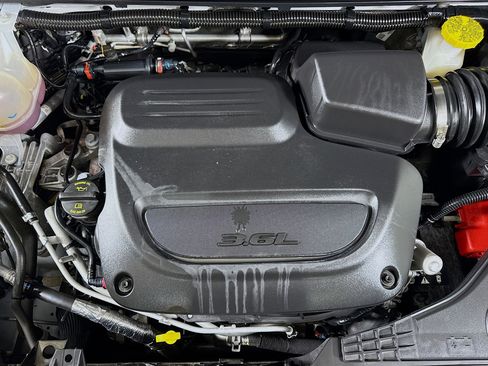 Used 2024 Chrysler Pacifica Touring-L FWD image 39