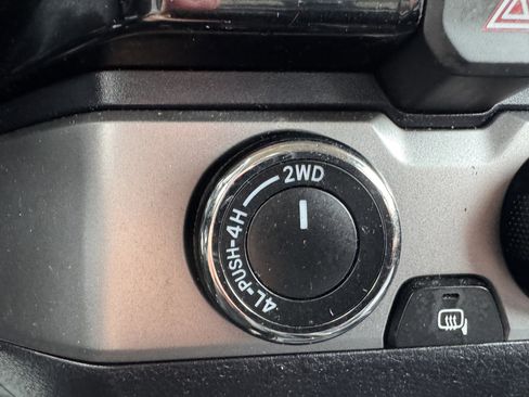 Certified 2018 Toyota Tacoma SR5 AWD/4WD image 25