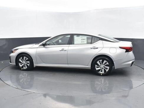 Used 2024 Nissan Altima 2.5 S FWD image 3