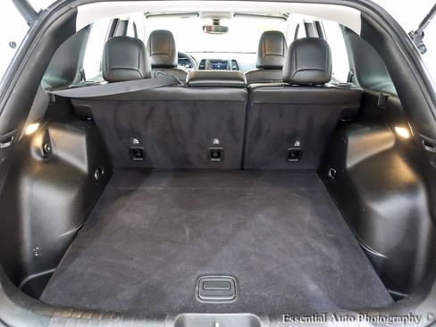 Used 2019 Jeep Cherokee Latitude Plus w/ Comfort/Convenience Group image 27