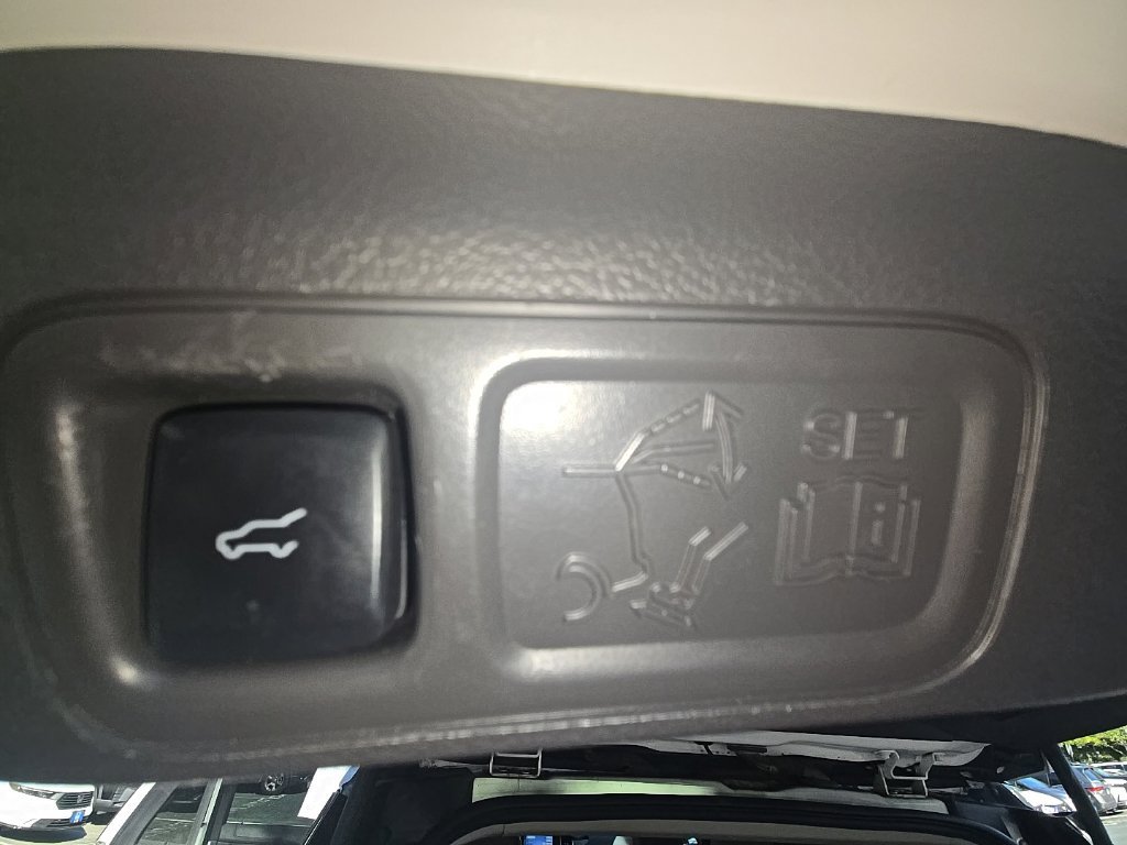 Used 2019 Ford Expedition XLT w/ Equipment Group 202A AWD/4WD image 16