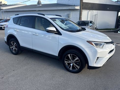Used 2018 Toyota RAV4 XLE FWD image 3