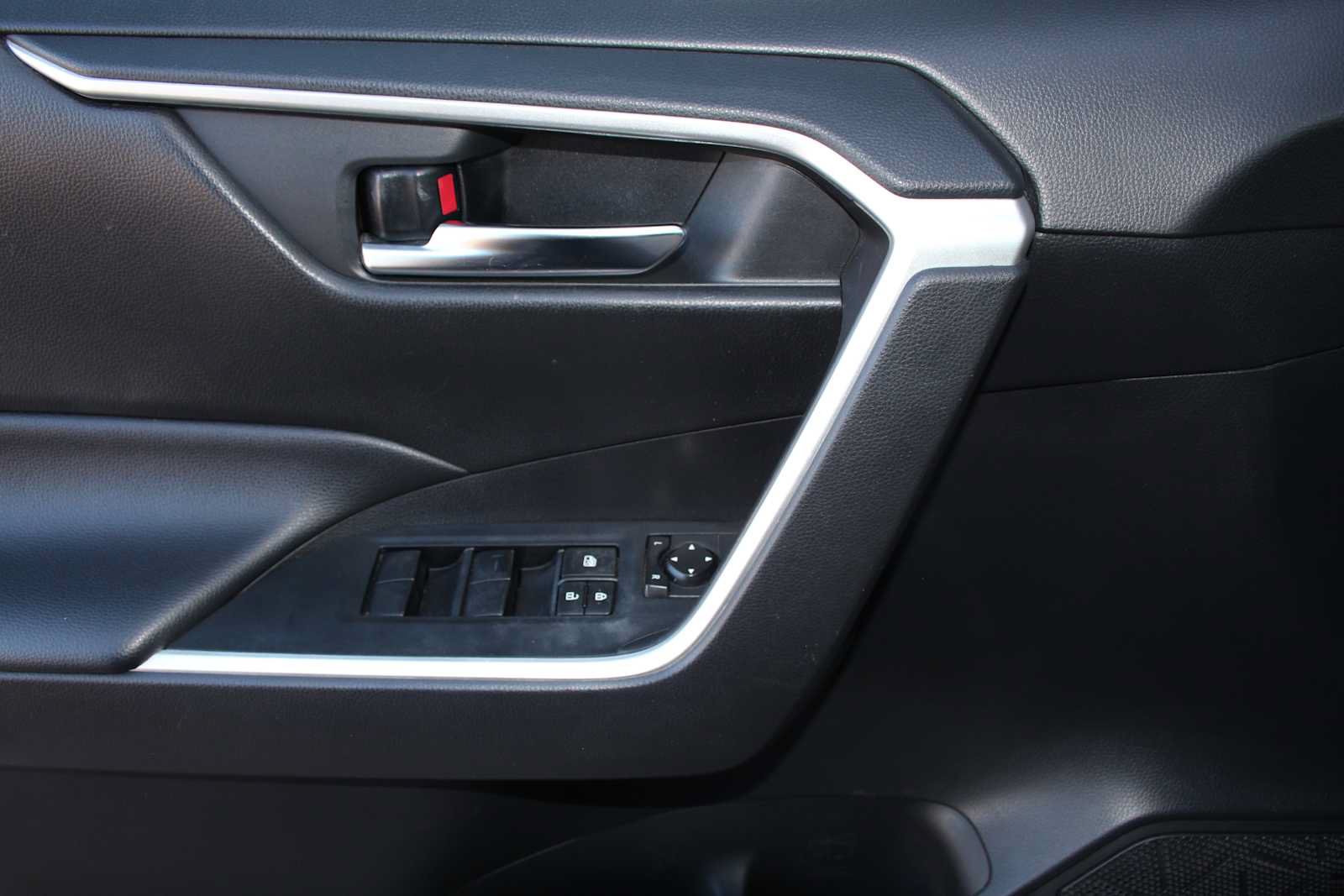 Used 2020 Toyota RAV4 XLE FWD image 35