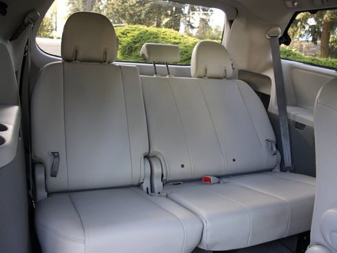 Used 2011 Toyota Sienna XLE w/ Entertainment Pkg image 17