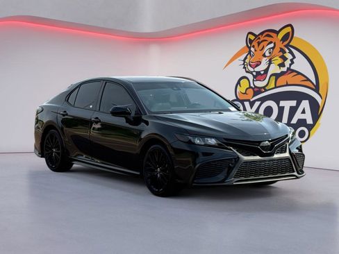 Used 2021 Toyota Camry SE image 3