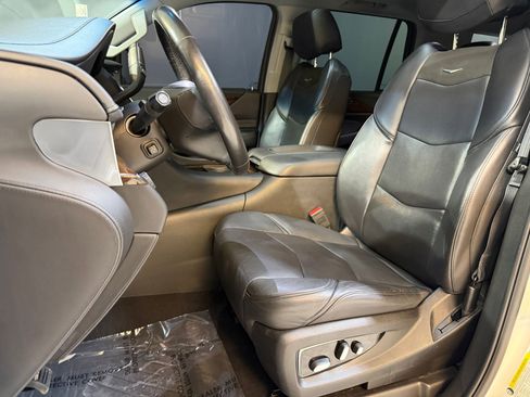 Used 2018 Cadillac Escalade Luxury RWD image 5