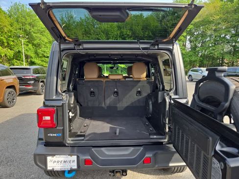 Used 2023 Jeep Wrangler Unlimited Sahara w/ Cold Weather Group AWD/4WD image 32