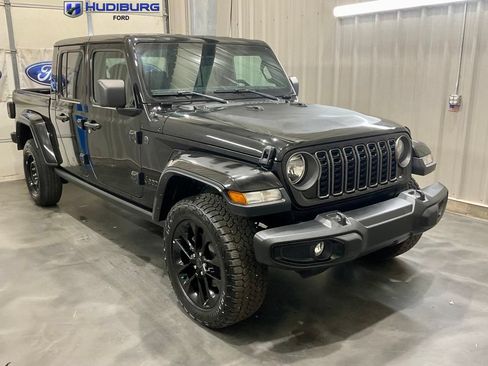 Used 2025 Jeep Gladiator Sport AWD/4WD image 1