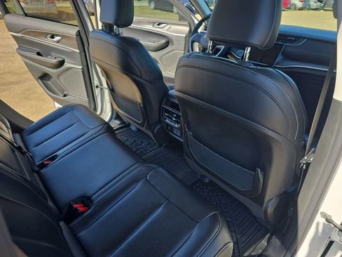 Used 2024 Jeep Grand Cherokee Limited w/ Black Appearance Package image 11