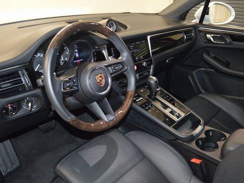 Certified 2025 Porsche Macan image 4