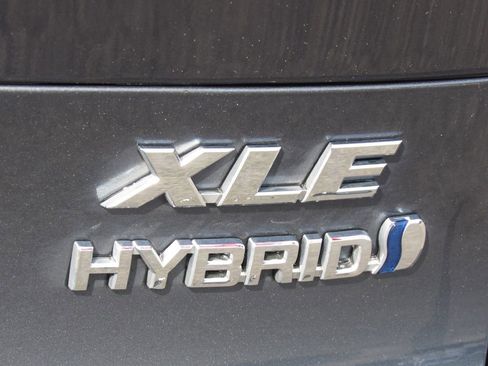 Used 2022 Toyota Venza XLE image 8