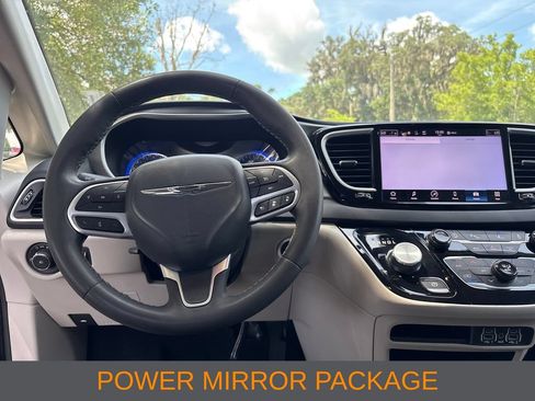 Used 2023 Chrysler Pacifica Touring-L FWD image 8