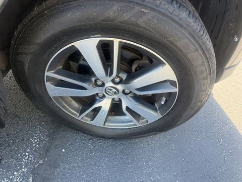 Used 2018 Toyota RAV4 XLE AWD/4WD image 5