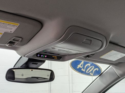 Used 2024 GMC Terrain SLT image 21