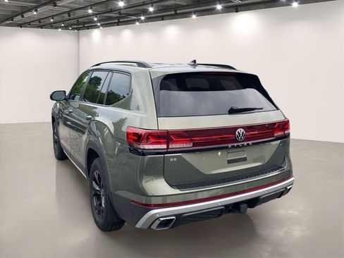 Used 2024 Volkswagen Atlas Peak Edition SE AWD/4WD image 5