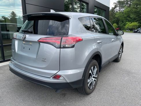 Used 2018 Toyota RAV4 LE AWD/4WD image 5