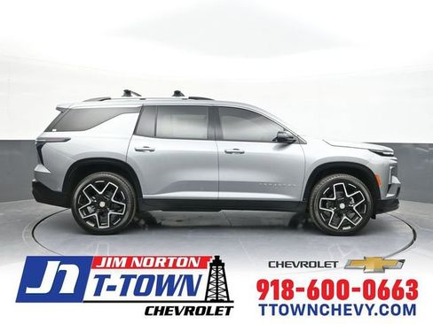 New 2025 Chevrolet Traverse High Country FWD image 1