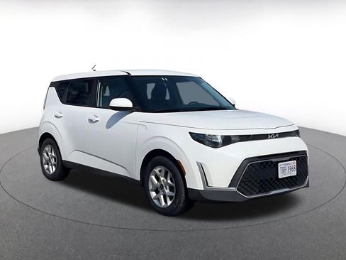 Used 2025 Kia Soul LX w/ LX Technology Package image 3