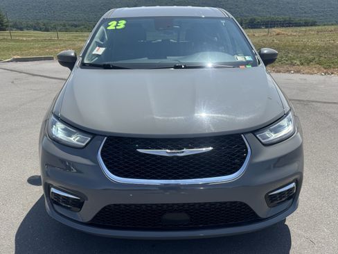 Used 2023 Chrysler Pacifica Touring-L FWD image 9