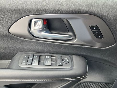 Used 2026 Chrysler Pacifica Select FWD image 12
