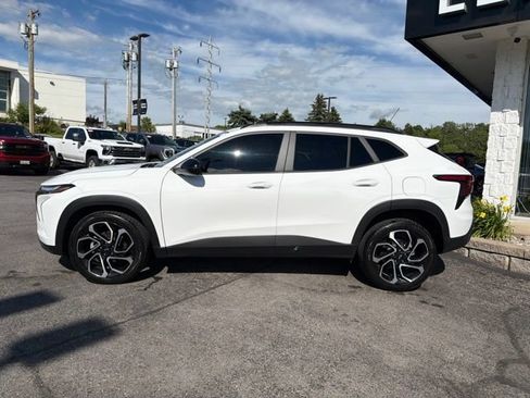 Used 2025 Chevrolet Trax RS w/ Sunroof Package FWD image 2