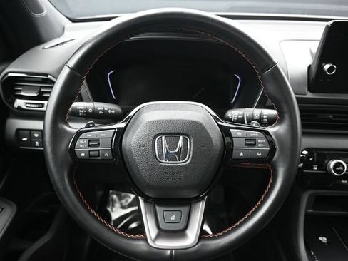Used 2025 Honda Pilot TrailSport image 18