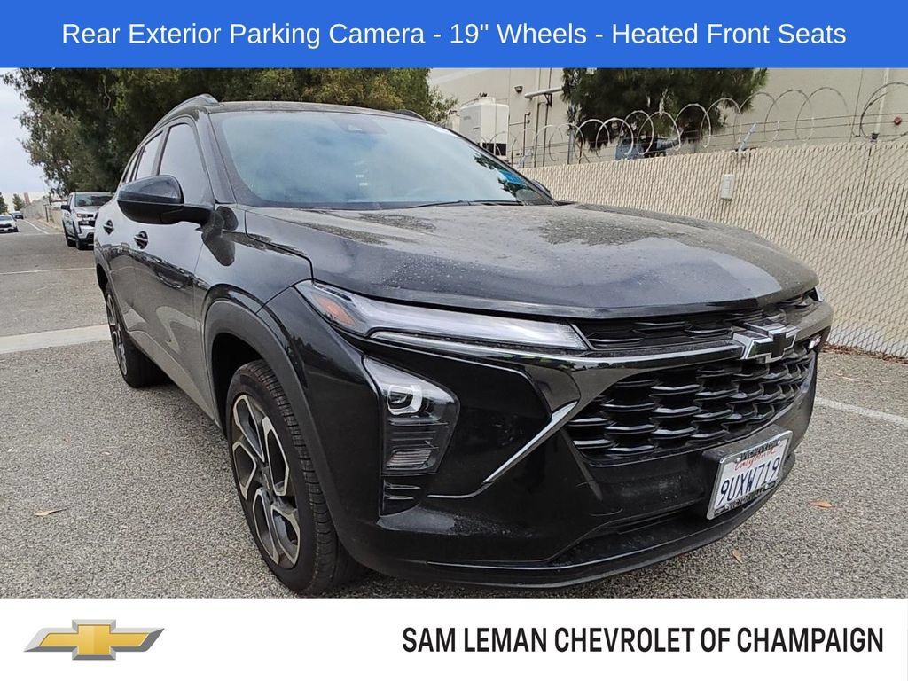 Used 2025 Chevrolet Trax RS FWD image 1