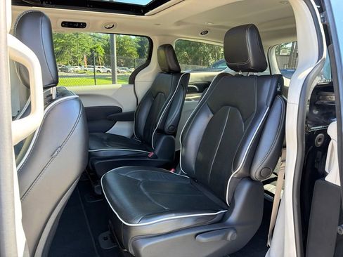 Used 2023 Chrysler Pacifica Limited FWD image 20
