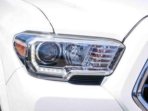Used 2019 Toyota Tacoma TRD Sport AWD/4WD image 4