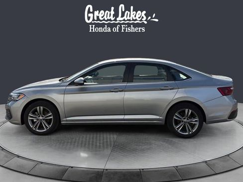 Used 2024 Volkswagen Jetta SE FWD image 2