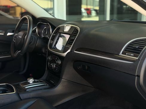 Used 2018 Chrysler 300 Touring L image 12