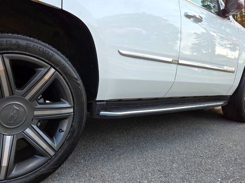 Used 2017 Cadillac Escalade Luxury AWD/4WD image 21