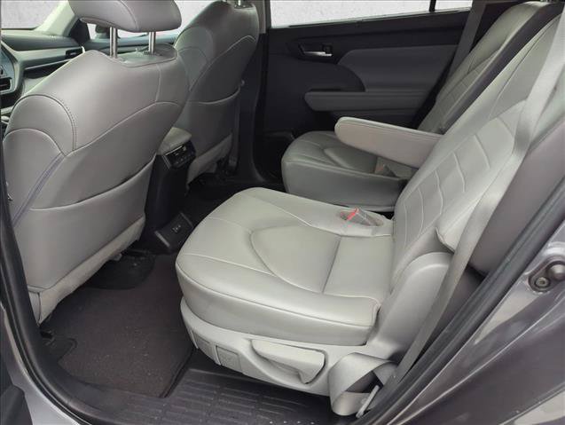 Used 2022 Toyota Highlander XLE FWD image 9