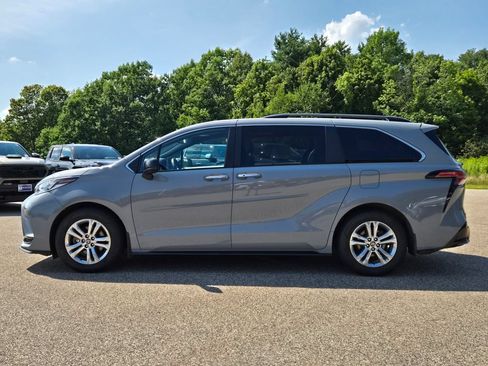 Used 2023 Toyota Sienna XSE w/ XSE Plus Package AWD/4WD image 2