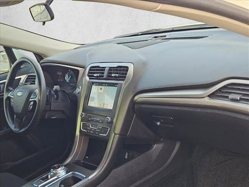 Used 2018 Ford Fusion SE w/ Fusion SE Technology Package image 20