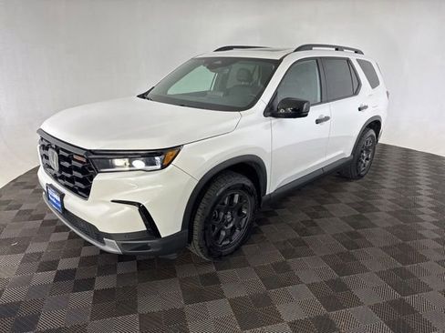 Used 2025 Honda Pilot TrailSport image 3