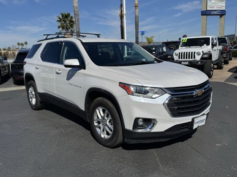 Used 2020 Chevrolet Traverse LT image 2